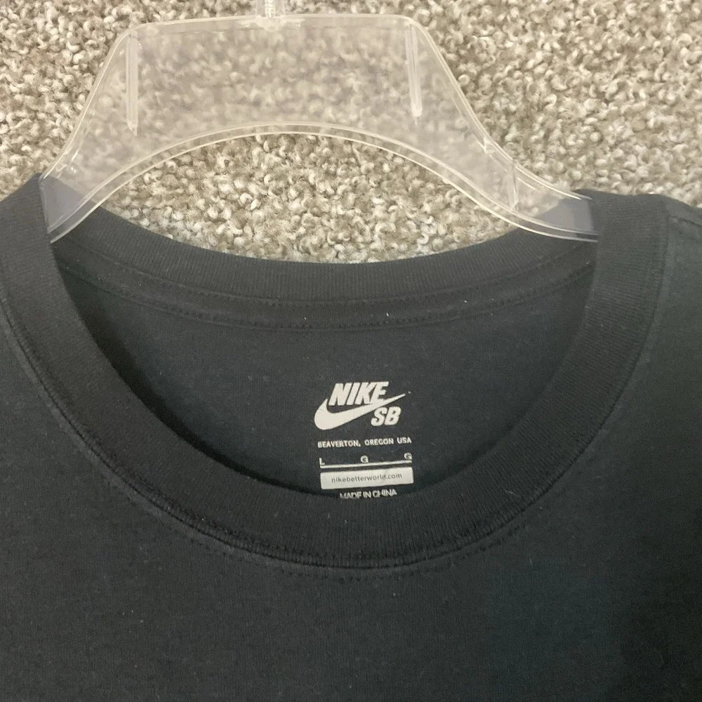 Nike SB Shirt Black Pocket Tee 4 Dot Graphic Skate Board Back Swoosh Sz L‎
